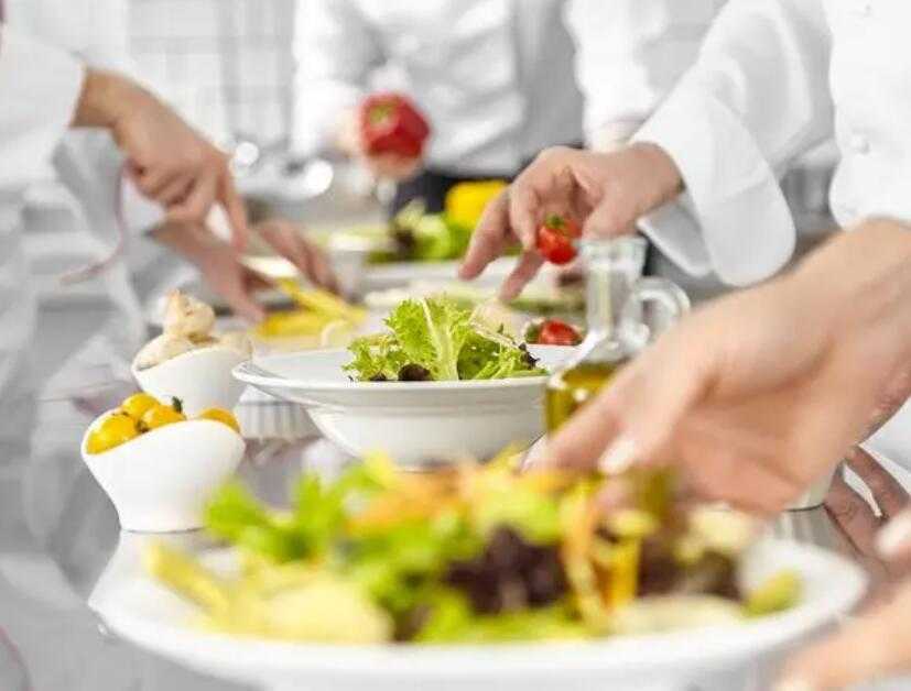 預(yù)制菜包裝機(jī)：提高效率、保持新鮮度的利器