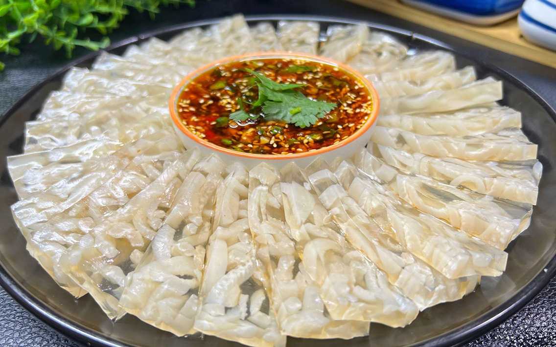 全自動皮凍灌裝封口機(jī)，賦能傳統(tǒng)美食規(guī)?；a(chǎn)