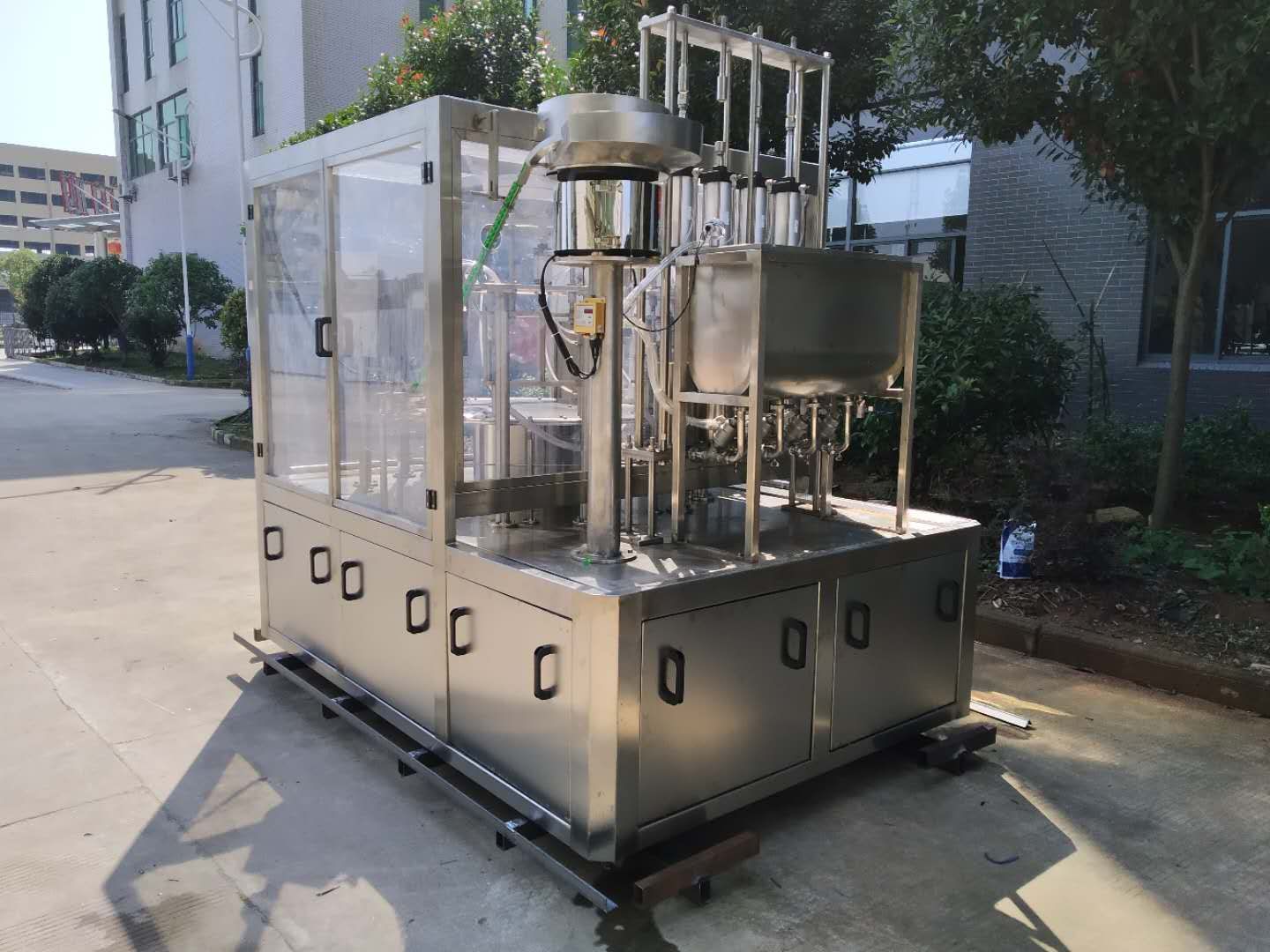 LG-200 吸嘴袋灌裝旋蓋機.jpg